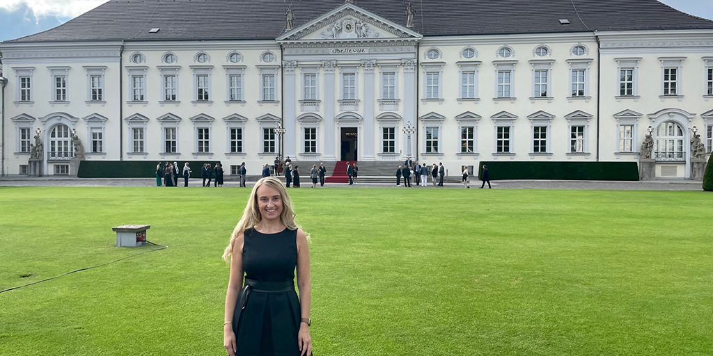 Michaela Hutzler vor dem Schloss Bellevue