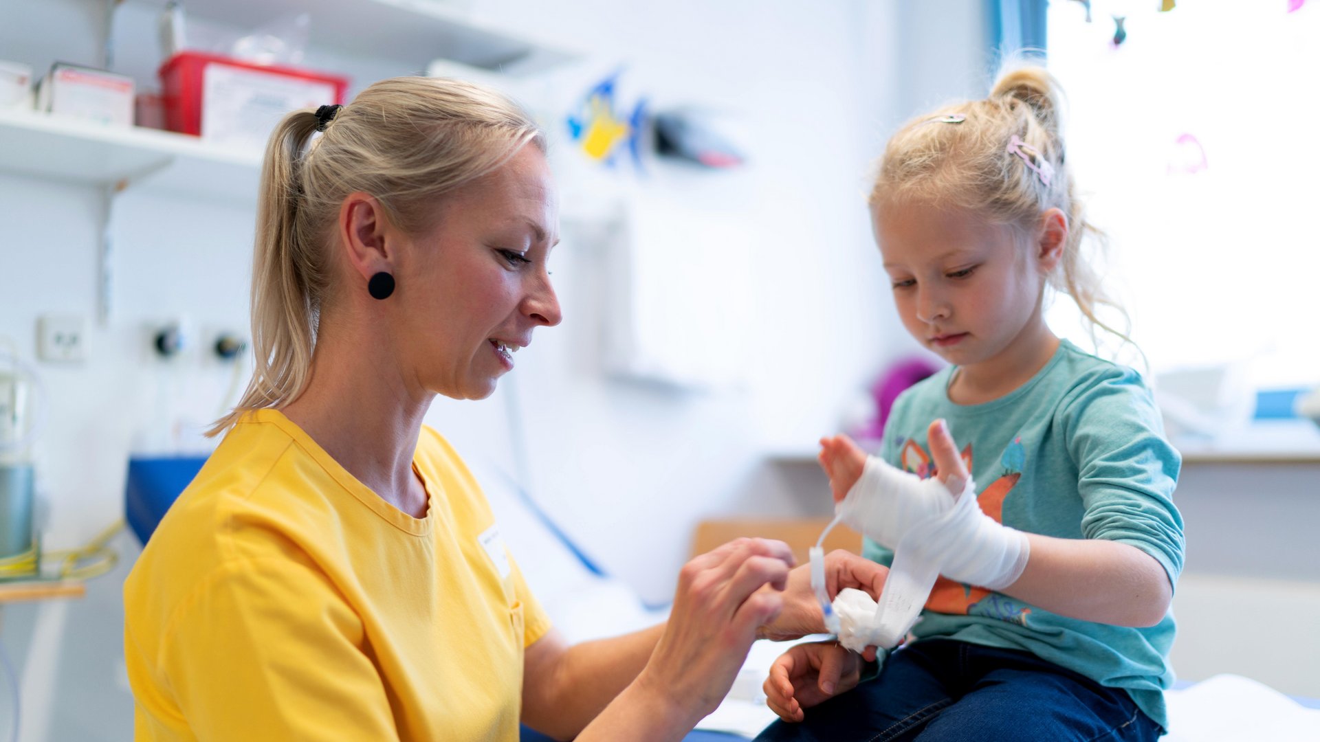 Junge Ärztin in der Kinderklinik