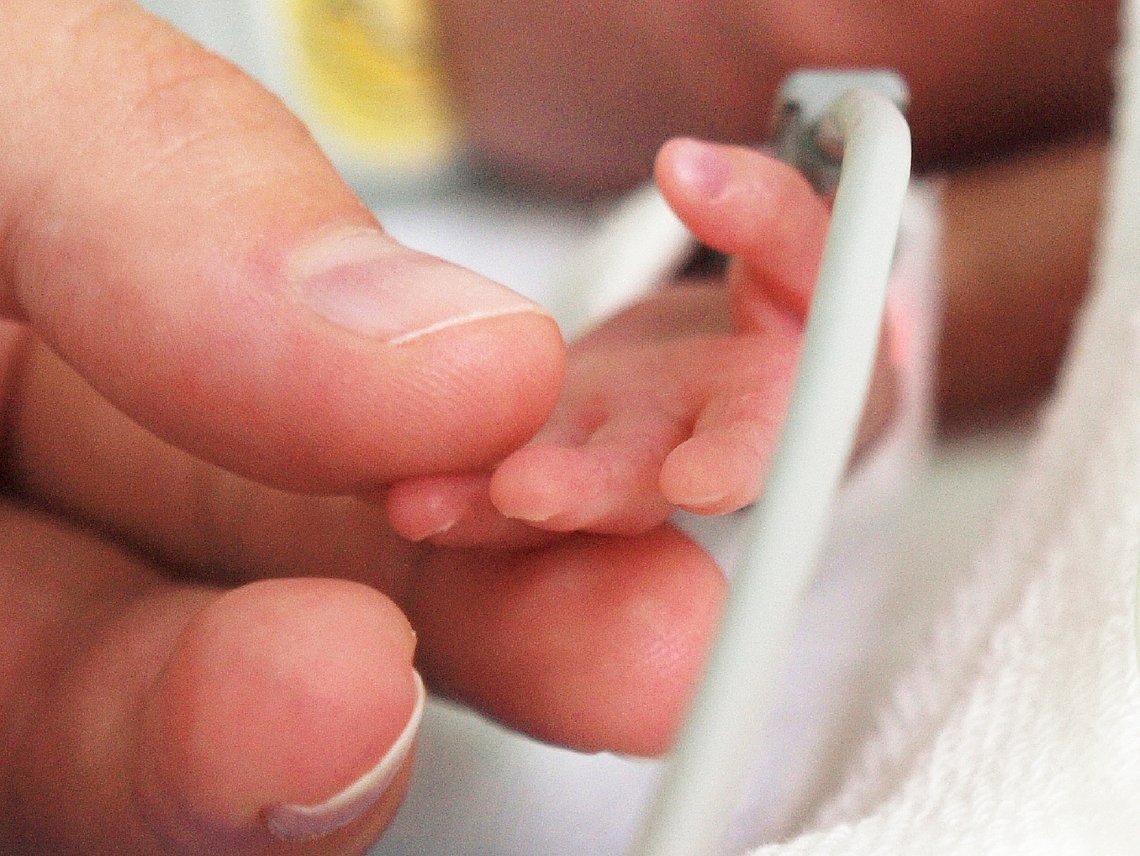 Mutter hält Hand von Frühchen