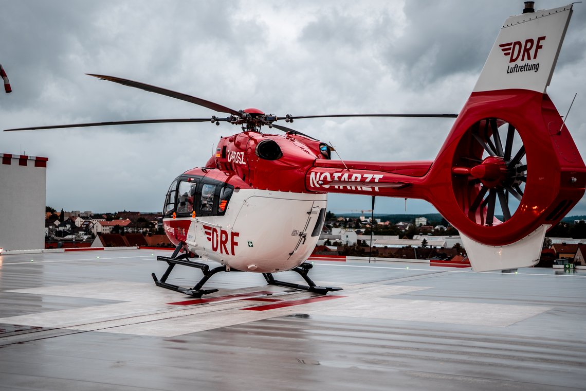 Rettungshubschrauber auf Landeplatz