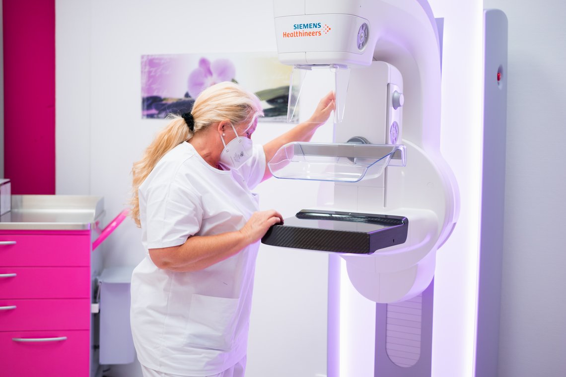 Pflegekraft an Mammographiegerät