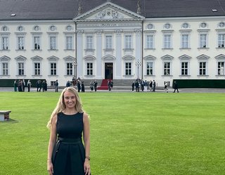 Michaela Hutzler vor dem Schloss Bellevue