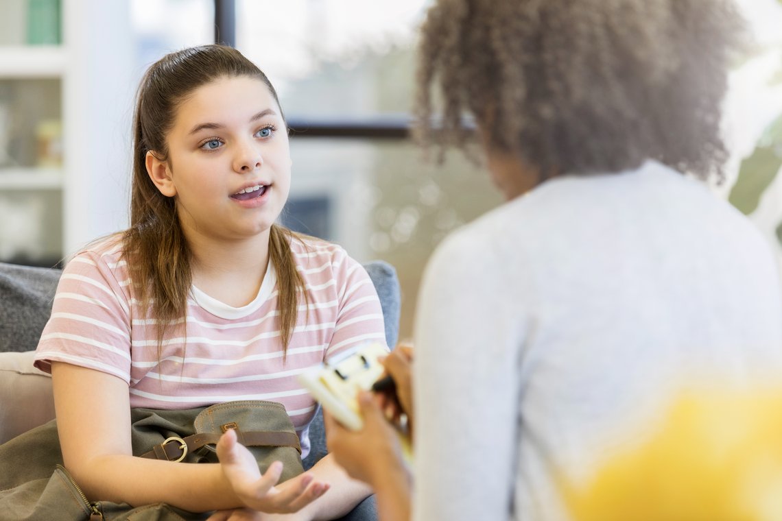 Mädchen in Gespräch mit Psychologen