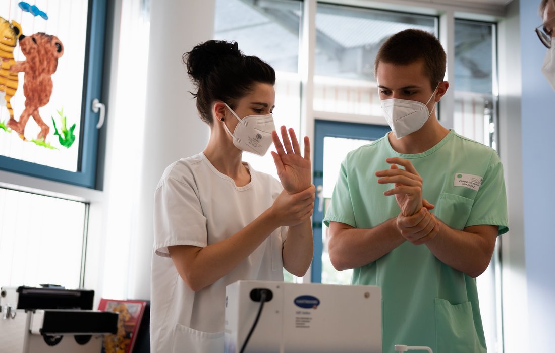 Hygieneschulung eines Auszubildenden