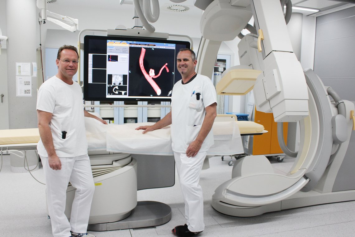 Ärzte vor Angiographieanlage