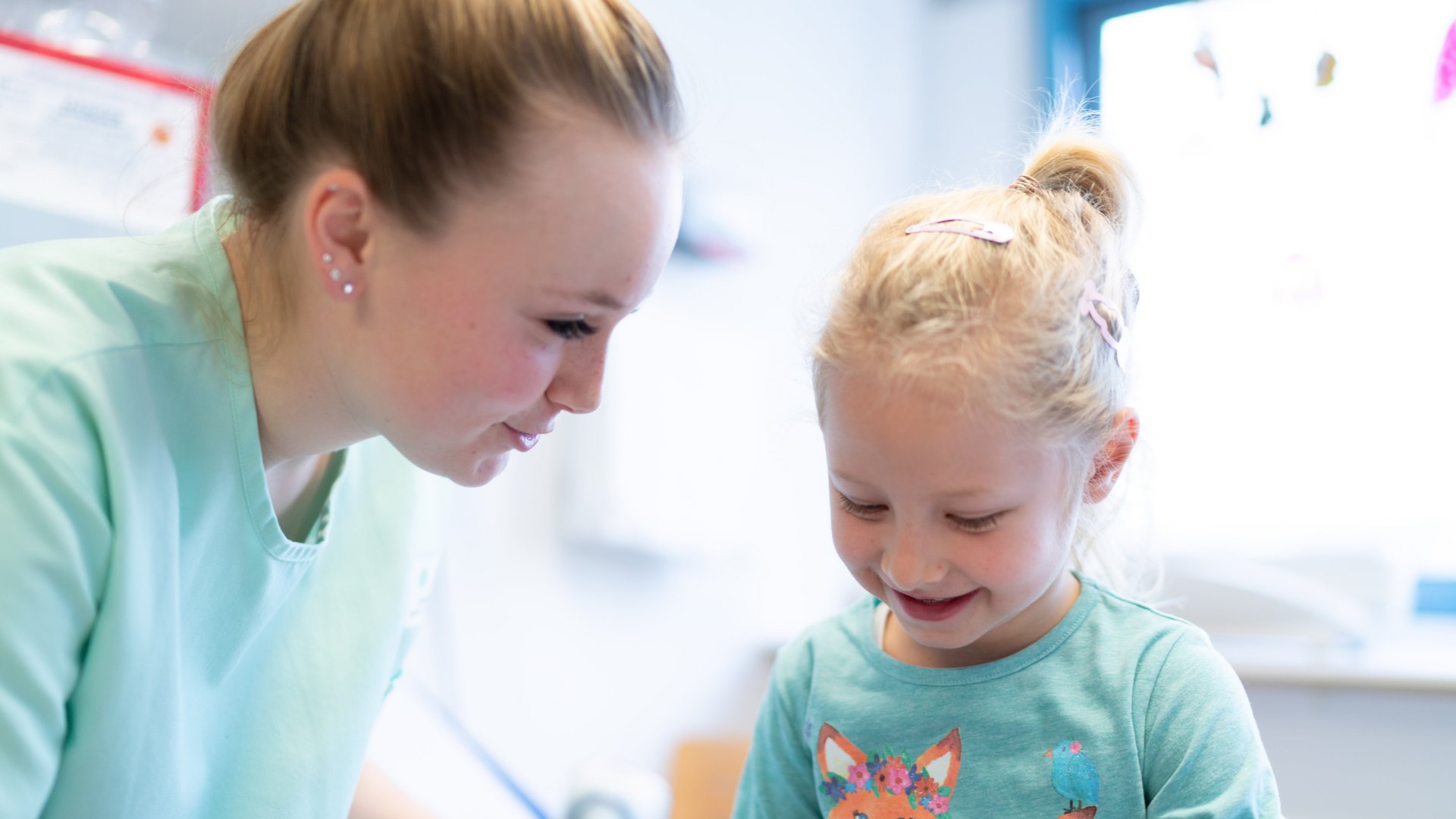 Kinderkrankenschwester mit junger Patientin