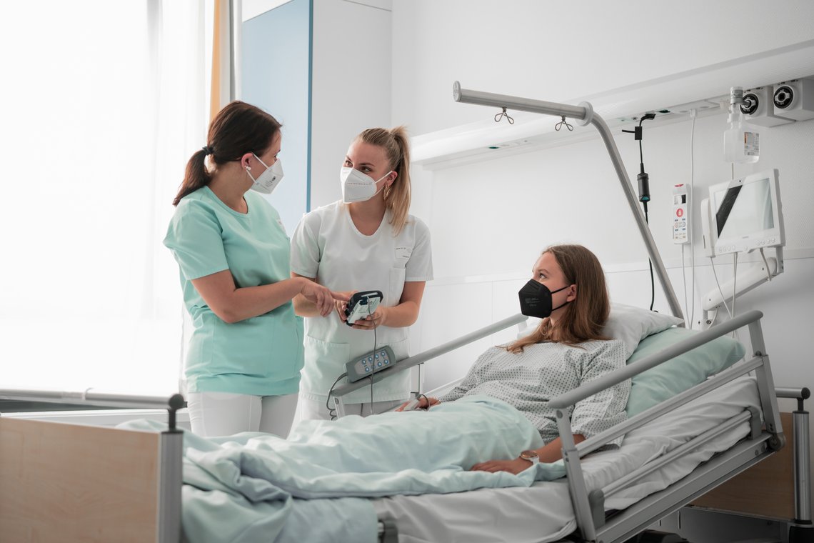 Pflegerinnen am Patientenbett