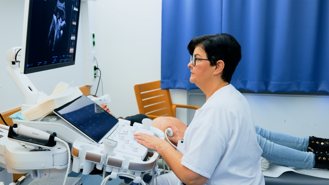 Dr. Erhardt macht Ultraschall bei Schwangeren