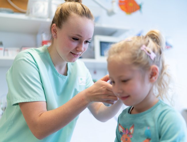 Pflegerin betreut junges Mädchen