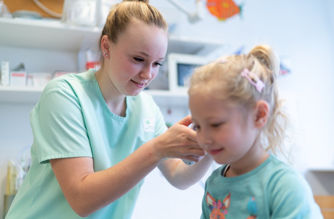 Pflegerin betreut junges Mädchen