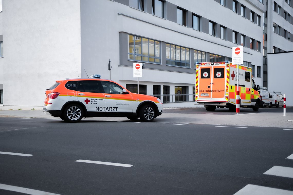 Rettungswagen bei Einfahrt