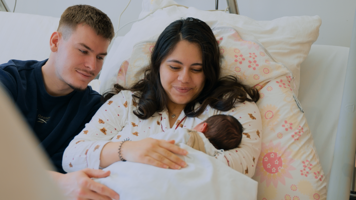 Eltern mit Baby nach der Geburt