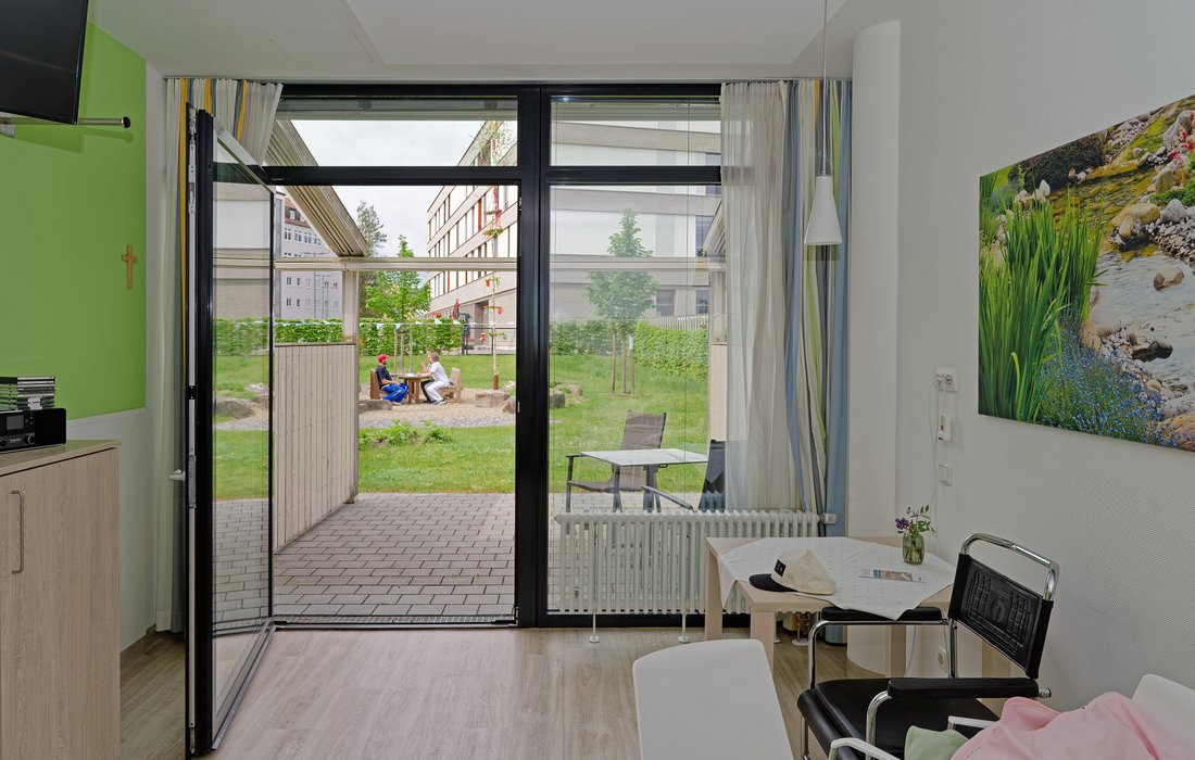 Patientenzimmer Palliativstation mit Blick in Garten