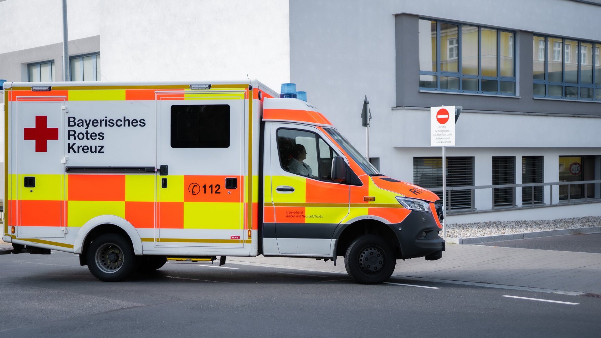 Rettungswagen fährt vor